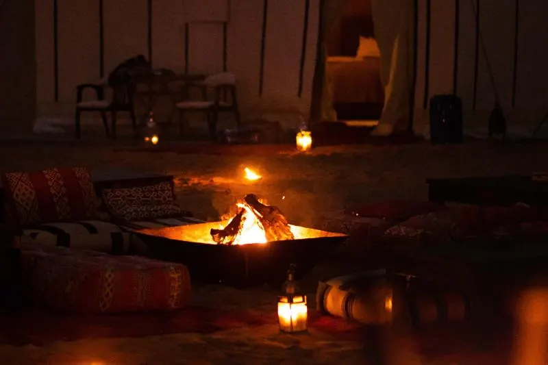 Fuego en el campamento del desierto